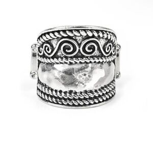 Silver "Texture Tantrum” silver toned stretches from a 6-8 Ring NWT